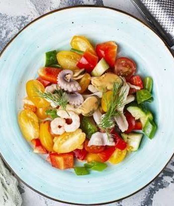 Салат с морепродуктами и помидорами черри