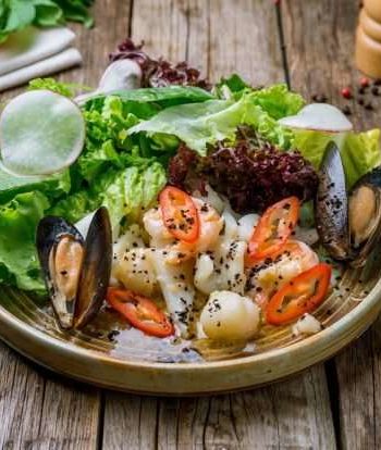 Салат с морепродуктами и редисом