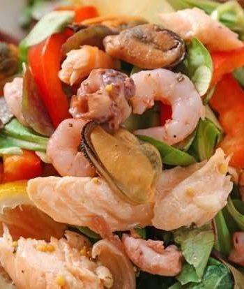 Салат с морепродуктами и лососем