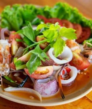 Морской салат с помидорами и чили