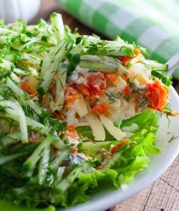 Слоеный салат с рыбой и овощами