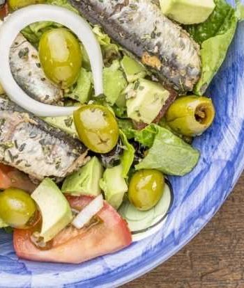 Салат с рыбными консервами и оливками