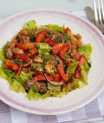 Острый салат с рыбой в томате