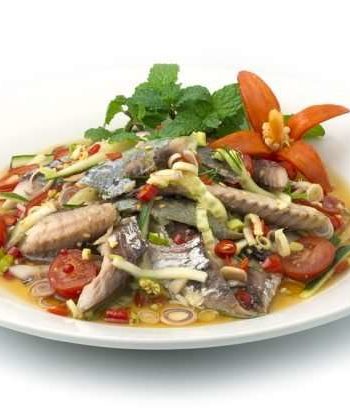 Салат с рыбными консервами в тайском стиле