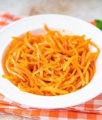 Острая морковь по-корейски с соусом кочудян