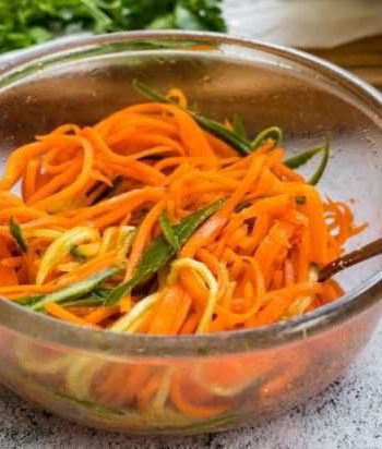 Сочная морковь по-корейски с огурцами и соевым соусом