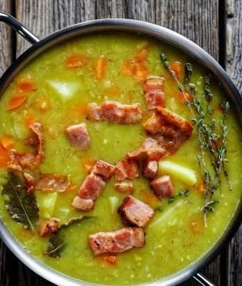 Зеленый гороховый суп с беконом
