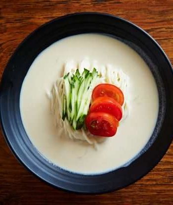 Корейский суп с лапшой и соевым молоком