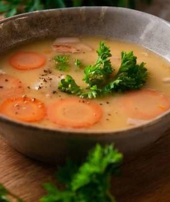 Гороховый суп с морковью и зеленью