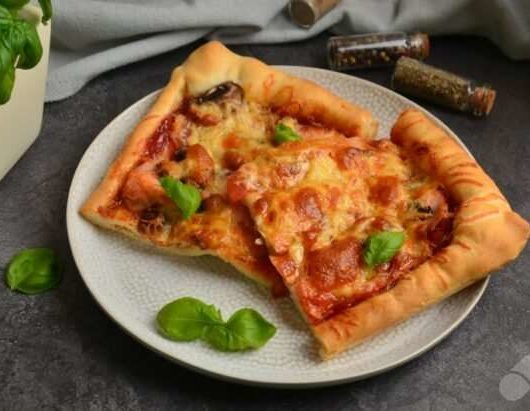 Пицца с сосисками и грибами