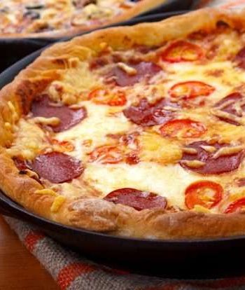 Пицца с копченой колбасой на сметане