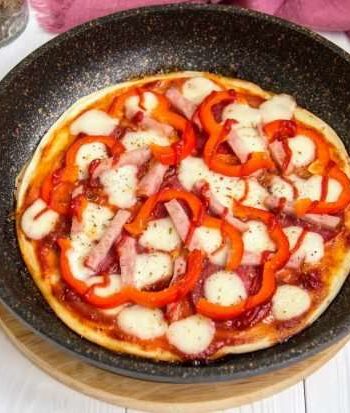 Пицца на сковороде без майонеза