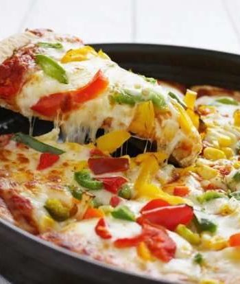 Пицца с пепперони и овощами