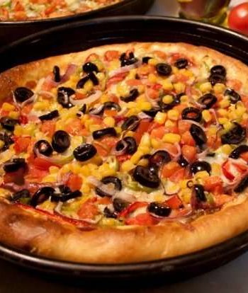 Пицца с маслинами и кукурузой