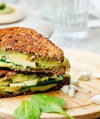 Зеленый бутерброд с огурцом