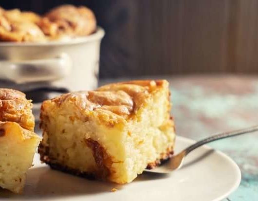 Творожная запеканка с яблоками и изюмом на сковороде