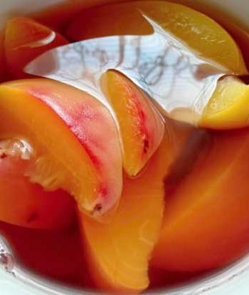 Сладкий компот из персиков со специями