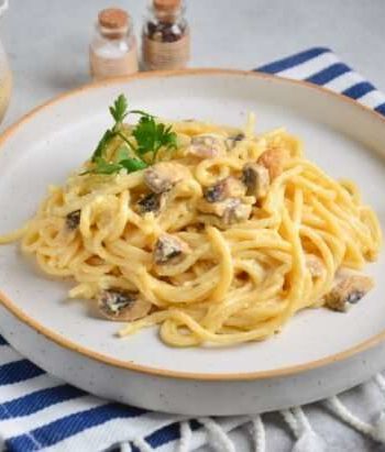 Спагетти в соусе с грибами и сыром