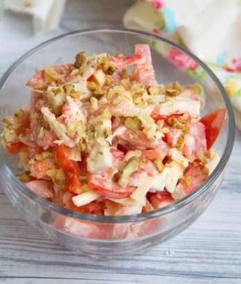 Крабовый салат с помидорами и грецкими орехами