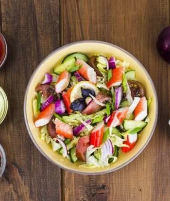 Салат с крабовыми палочками и свежими овощами