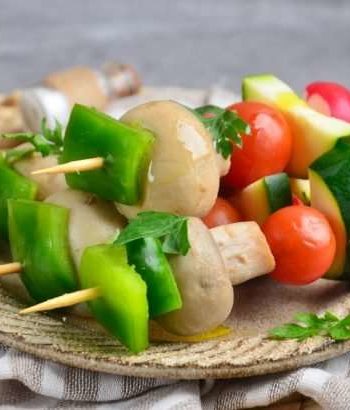 Свежие овощи с грибами на шпажках