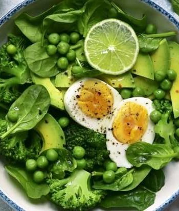 Зеленый салат с брокколи и яйцом
