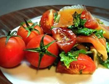 Быстрый салат с помидорами черри и рукколой