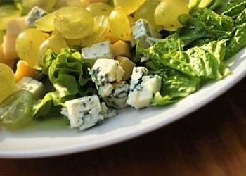 Салат с виноградом и сыром – простой рецепт