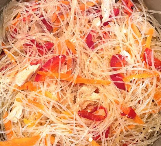 Салат из фунчозы с индейкой и овощами – пошаговый рецепт