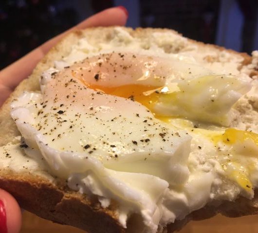 Бутерброд с яйцом пашот и творожным сыром – пошаговый рецепт