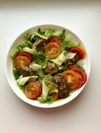 Теплый салат с нежной куриной печенью и помидорами – пошаговый рецепт