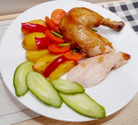 Курица с копченой паприкой и овощами в духовке – пошаговый рецепт