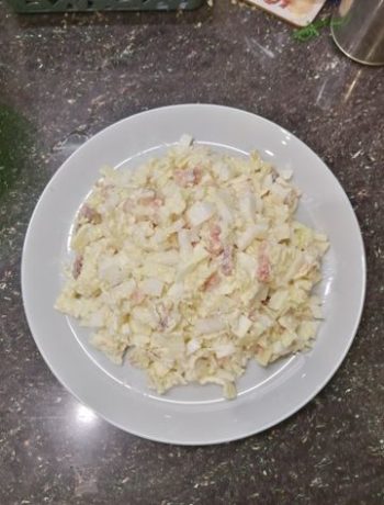 Нежный салат с красной рыбой и яичными блинчиками – пошаговый рецепт