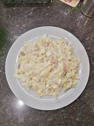 Нежный салат с красной рыбой и яичными блинчиками – пошаговый рецепт