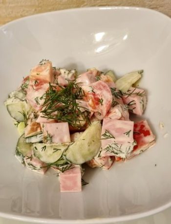 Сытный салат с докторской колбасой и свежими овощами – пошаговый рецепт