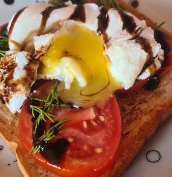 Яйцо пашот на тосте с помидором – пошаговый рецепт