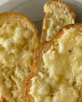Хрустящие сырные гренки с запеченным чесноком – пошаговый рецепт