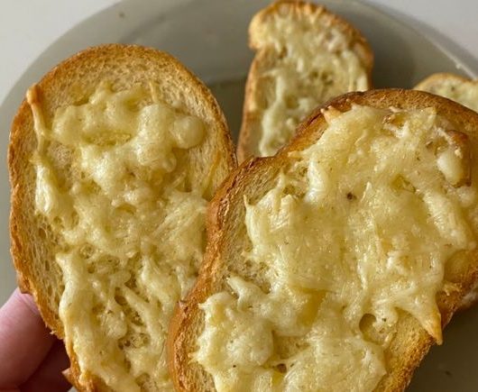 Хрустящие сырные гренки с запеченным чесноком – пошаговый рецепт