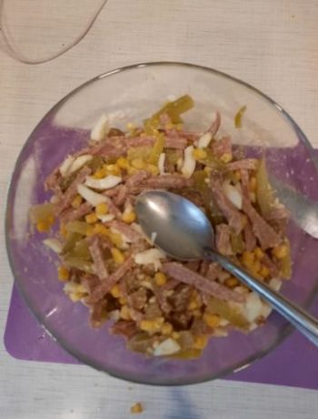 Салат «Фантазер» с копченой колбасой и кукурузой – пошаговый рецепт