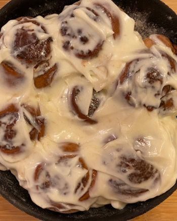 Любимые булочки «Синнабон» с корицей и творожным кремом – пошаговый рецепт