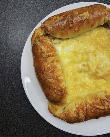 Слойка с сыром и бортиком из сосиски – пошаговый рецепт