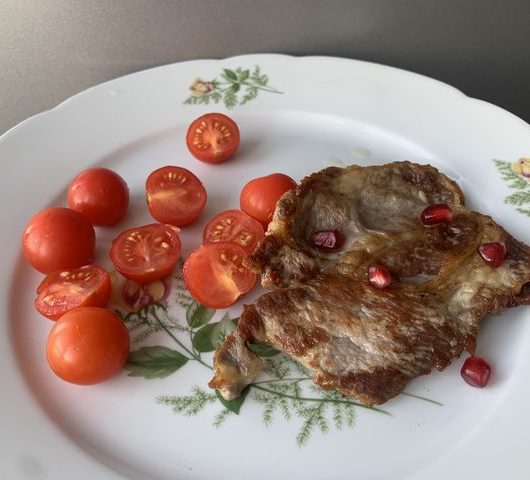 Стейк из свинины с помидорами черри – пошаговый рецепт