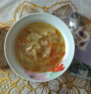 Диетический куриный суп с лапшой
