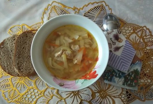 Диетический куриный суп с лапшой