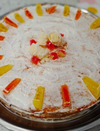 Бисквитный торт со сметанным кремом и клубничным джемом за 15 минут – пошаговый рецепт