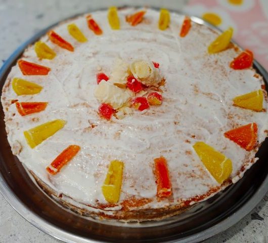 Бисквитный торт со сметанным кремом и клубничным джемом за 15 минут – пошаговый рецепт