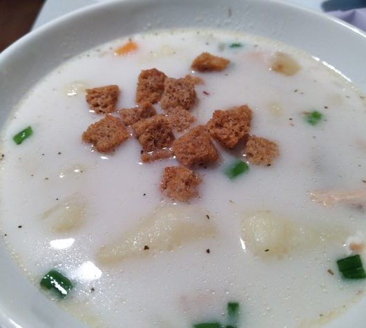 Сливочно-сырный суп с лососем