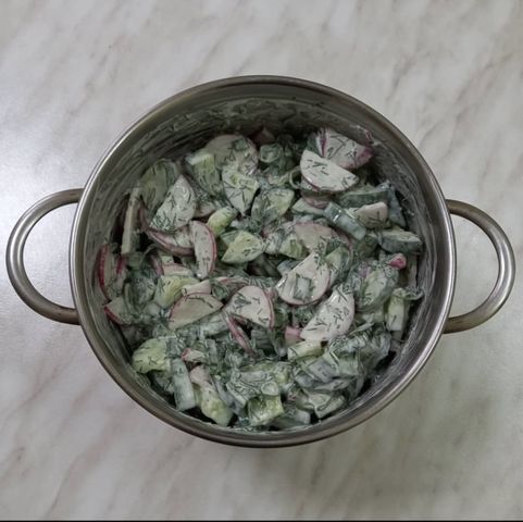 Овощной летний салат с редиской и зеленью – пошаговый рецепт