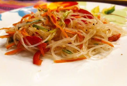 Салат с фунчозой и овощами по-корейски – пошаговый рецепт