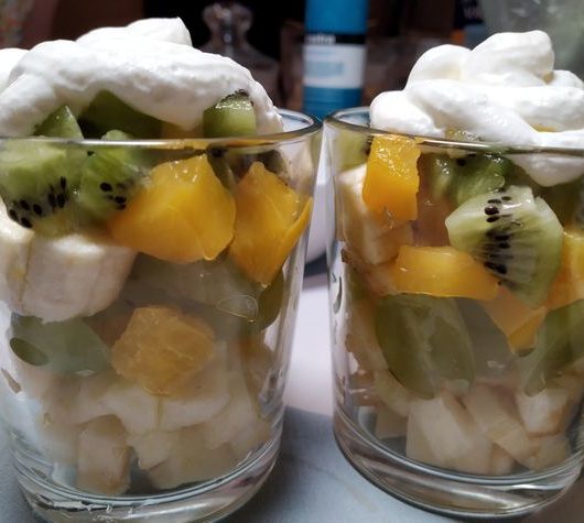 Фруктовый салат с йогуртом и сливками – пошаговый рецепт